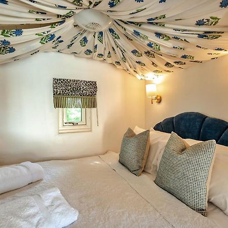 Finest Retreats - Shrawardine Train Carriage Villa Екстериор снимка