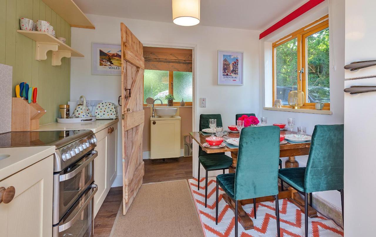 Finest Retreats - Shrawardine Train Carriage Villa Екстериор снимка