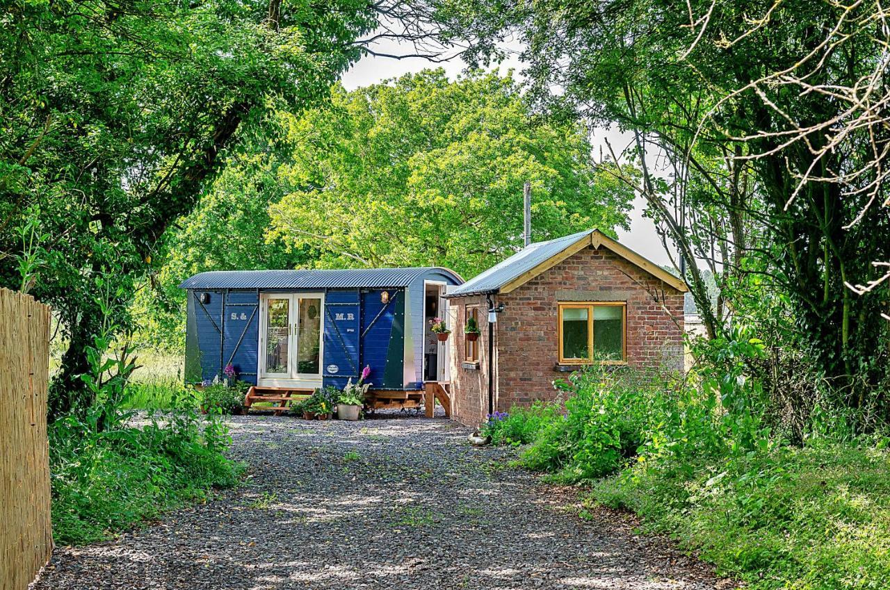 Finest Retreats - Shrawardine Train Carriage Villa Екстериор снимка